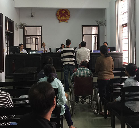 Bị cáo Thọ, Quang và Hoàng (ngồi xe lăn) trước tòa.