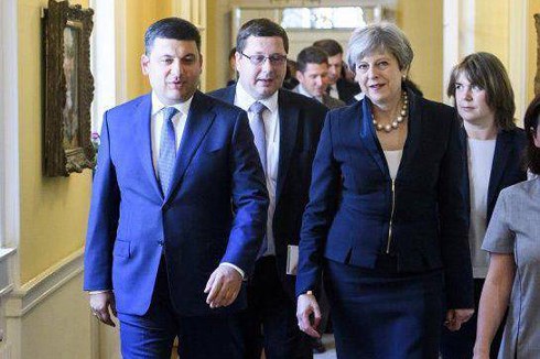 Yezhov (ở giữa) làm phiên dịch cho Thủ tướng Ukraine Groysman trong cuộc gặp Thủ tướng Anh May ở London hồi tháng 7. Ảnh: Chính phủ Ukraine.