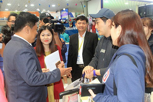 Lãnh đạo Sở Du lịch (bìa trái) gặp gỡ, chúc mừng các vị khách đến từ xứ sở Kim Chi.