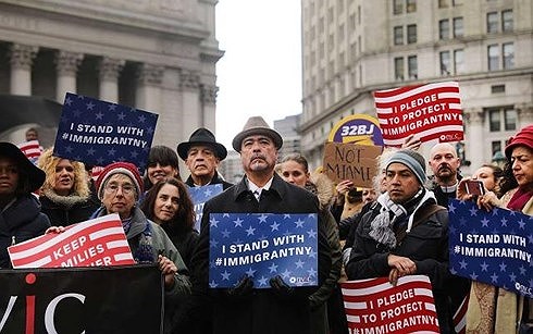 Người Mỹ biểu tình phản đối lệnh hạn chế nhập cư của ông Trump. Ảnh: Reuters.