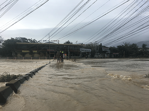 Cầu tràn đoạn qua Nhà hàng Hoàng lan bị ngập nước