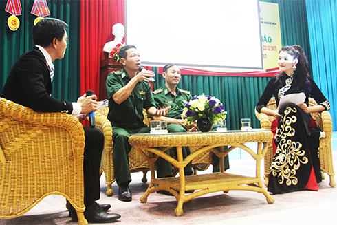 Thiếu tá Nguyễn Văn Tưởng giao lưu với các sinh viên, học sinh Trường Cao đẳng Sư phạm Trung ương Nha Trang.