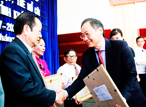 Đồng chí Nguyễn Đắc Tài trao bằng khen cho các cá nhân.
