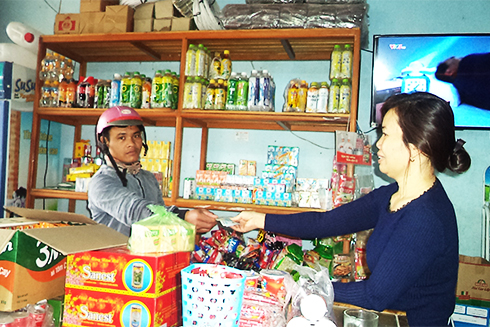 Người dân mua hàng tại Trung tâm Dịch vụ - Thương mại huyện Khánh Sơn