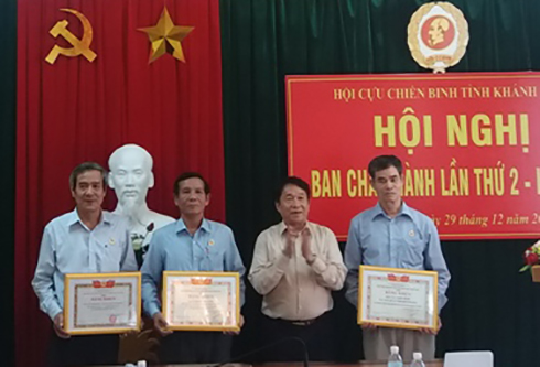 Ông Trần Văn Hạnh - Chủ tịch Hội CCB tỉnh Khánh Hoà trao Bằng khen của Trung ương hội cho các tập thể.