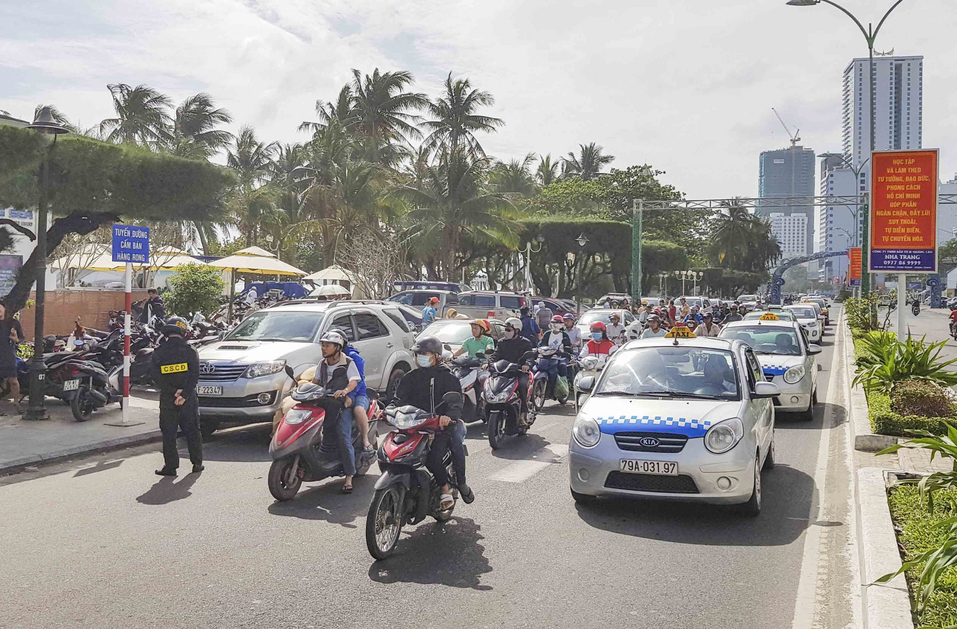 Các phương tiện tham gia giao thông khá đông trên đường Trần Phú