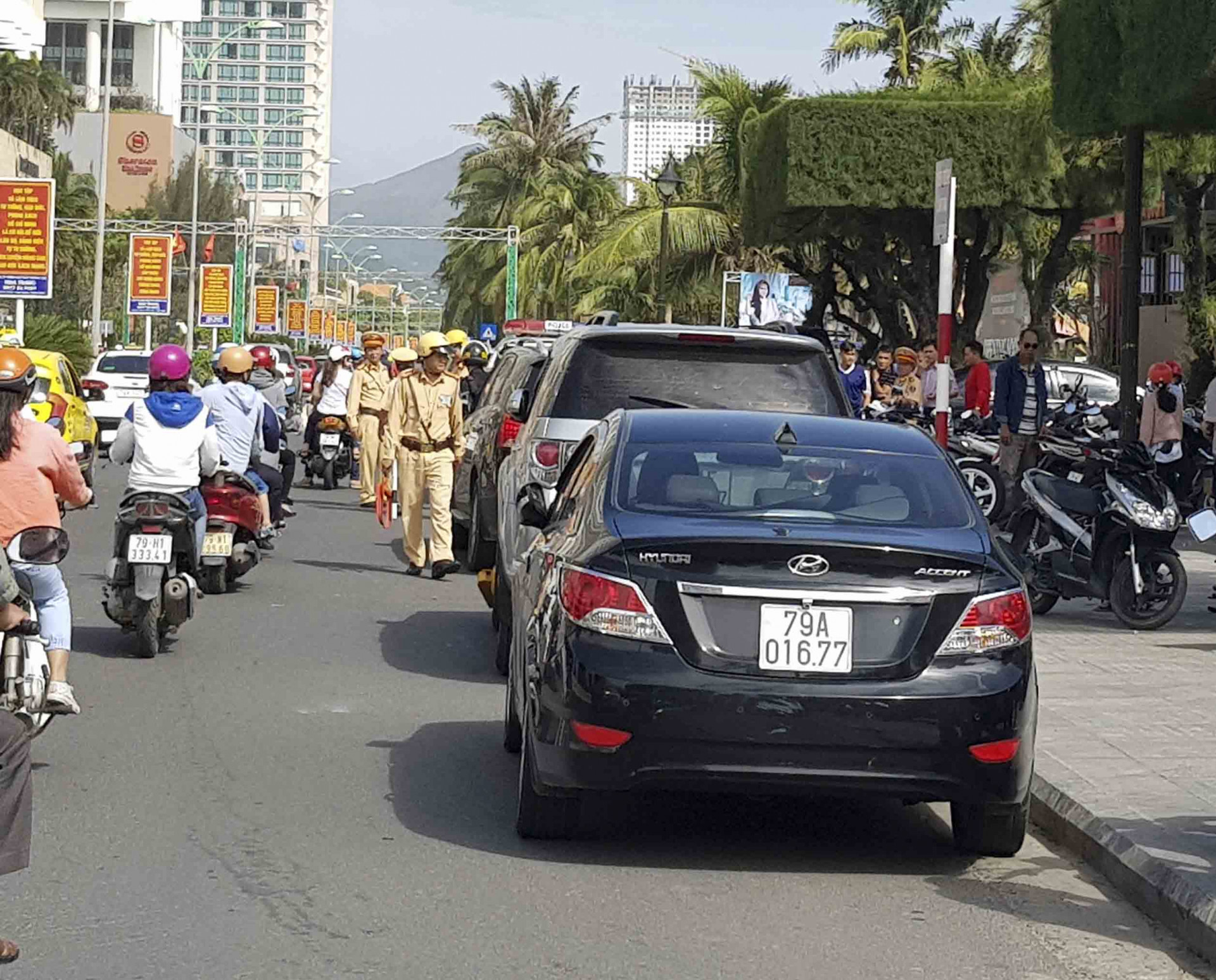 Nhiều xe ô tô đậu sai quy định trên đường Trần Phú