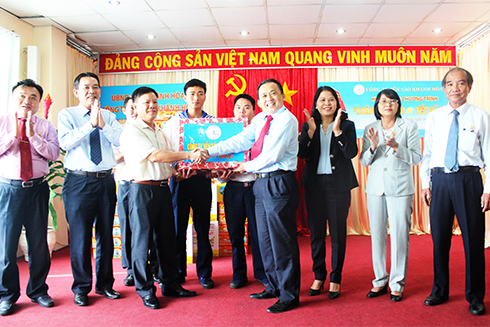 Lãnh đạo Công ty Yến sào Khánh Hòa tặng biểu trưng  các suất quà cho đại diện huyện đảo Trường Sa. 