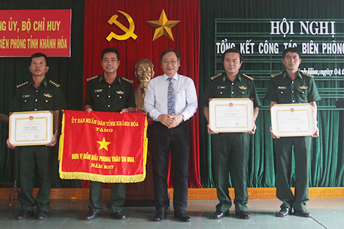 Ông Nguyễn Đắc Tài trao cờ thi đua và Bằng khen cho các tập thể.