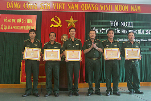 Các đơn vị nhận chứng nhận danh hiệu “Đơn vị quyết thắng”.   