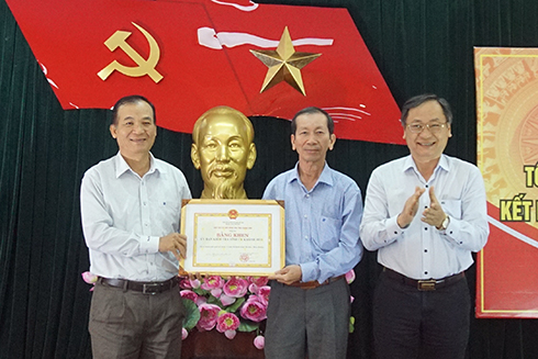 Ông Nguyễn Đắc Tài trao bằng khen cho UBKT Tỉnh ủy