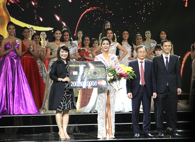 Đại diện ban tổ chức, nhà tài trợ trao giải cho Hoa hậu Hoàn vũ H'Hen Niê