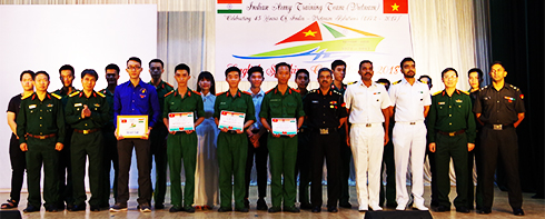 Lãnh đạo nhà trường và đoàn công tác Ấn Độ chụp hình lưu niệm  với các thí sinh đạt giải.