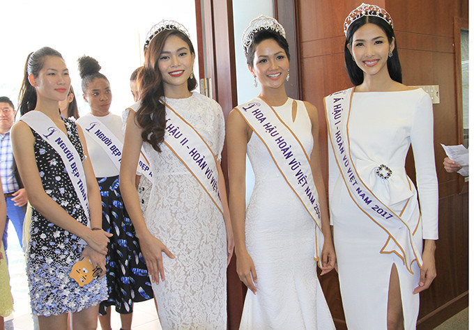 Ba gương mặt giành ngôi vị cao nhất của cuộc thi Hoa hậu Hoàn vũ Việt Nam 2017.