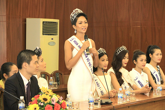 Hoa hậu Hoàn vũ Việt Nam 2017 - H'hen Niê phát biểu cảm ơn lãnh đạo tỉnh và các cơ quan chức năng. 