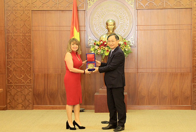 Đồng chí Nguyễn Đắc Tài tặng quà kỷ niệm bà Paula Shugart.