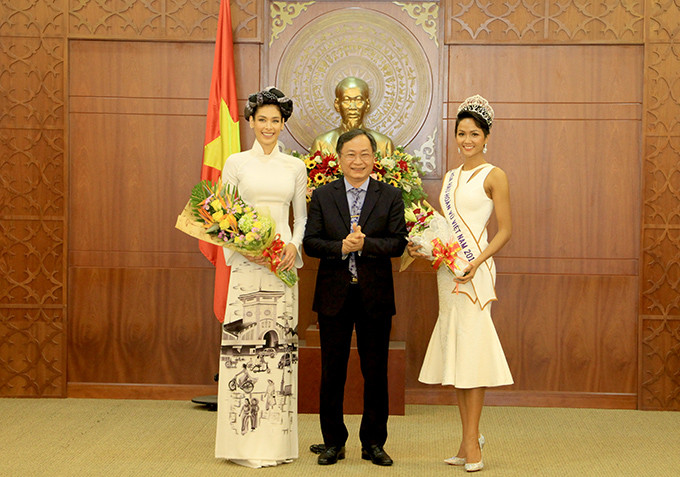 Đồng chí Nguyễn Đắc Tài tặng hoa cho tân Hoa hậu Hoàn vũ Việt Nam 2017 (trái) và Hoa hậu Hoàn vũ Thế giới 2008 - Dayana Mendoza.