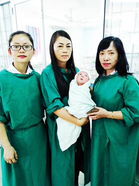 Bàn giao bé sơ sinh cho Trung tâm Bảo trợ xã hội tỉnh  nuôi dưỡng.