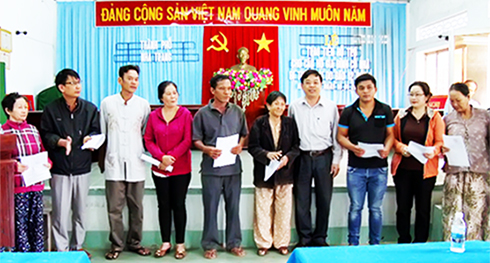 Lãnh đạo TP. Nha Trang trao tiền hỗ trợ cho người dân.
