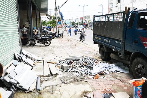 Một cơ sở cung cấp đá granite trên đường Lê Hồng Phong đổ phế phẩm ra vỉa hè,  gây ô nhiễm môi trường. 