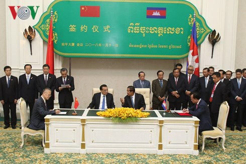 Thủ tướng hai nước chứng kiễn lễ ký kết 19 văn kiện hợp tác.