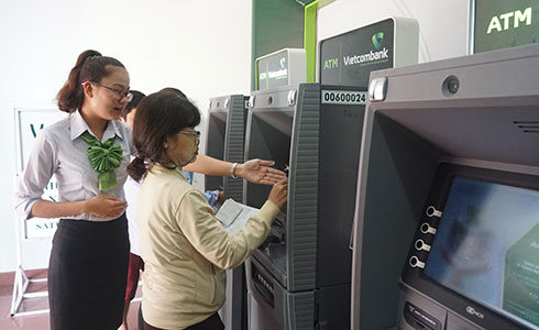 Nhân viên Vietcombank Khánh Hòa hướng dẫn khách hàng thực hiện chuyển khoản.