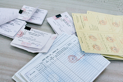 Nhiều loại giấy tờ giả mạo được phát hiện tại nhà nghi can Hùng bị PC44 thu giữ.