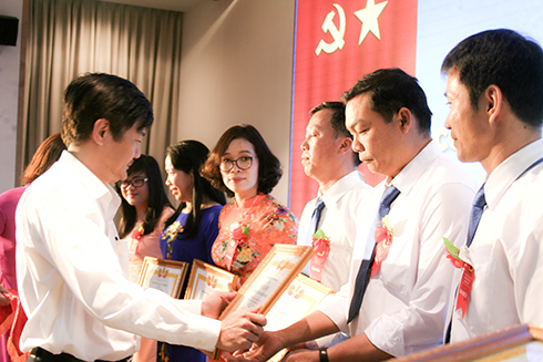 Đại diện Công đoàn Tổng Công ty Khánh Việt tặng giấy khen cho những tập thể, cá nhân xuất sắc.