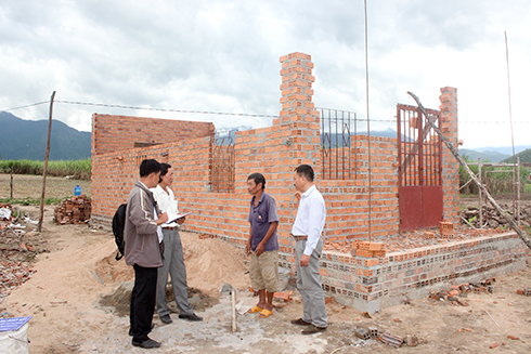Lãnh đạo các địa phương thường xuyên kiểm tra, giám sát, đôn đốc các chủ xây dựng  sớm hoàn thành nhà cho người dân trước Tết.