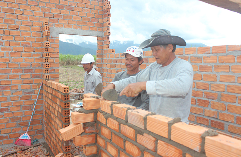 Những thợ xây gấp rút hoàn thiện nhà cho người dân.
