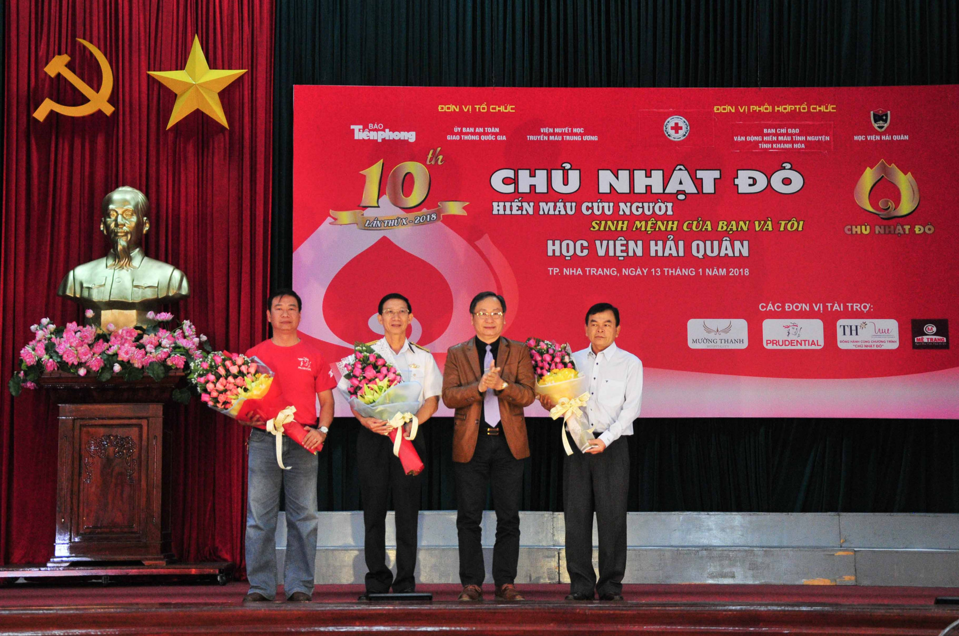 Đồng chí Nguyễn Đắc Tài tặng hoa tri ân các đơn vị đồng hành cùng chương trình