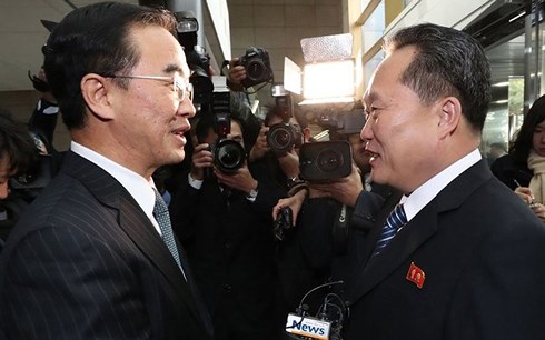 Từ trái qua: Hai trưởng đoàn đàm phán Hàn-Triều trong cuộc đối thoại trực tiếp hôm 9/1 tại Panmunjeom. Ảnh: Yonhap