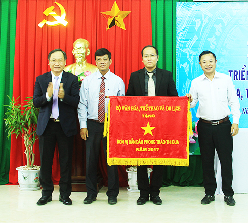 Thừa ủy quyền của Bộ Văn hóa - Thể thao và Du lịch,  đồng chí Nguyễn Đắc Tài trao cờ  thi đua xuất sắc cho lãnh đạo Sở Văn hóa và Thể thao.