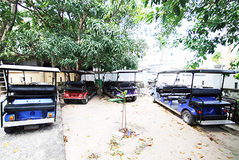 Xe điện bị Công an xã Cam Bình tạm giữ tại trụ sở UBND xã.