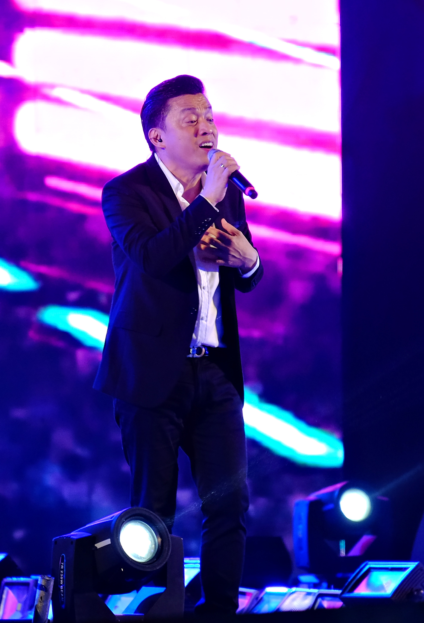 Các tiếc mục trình diễn của ca sĩ Lam Trường được sự cổ vũ nhiệt tình của khán giả