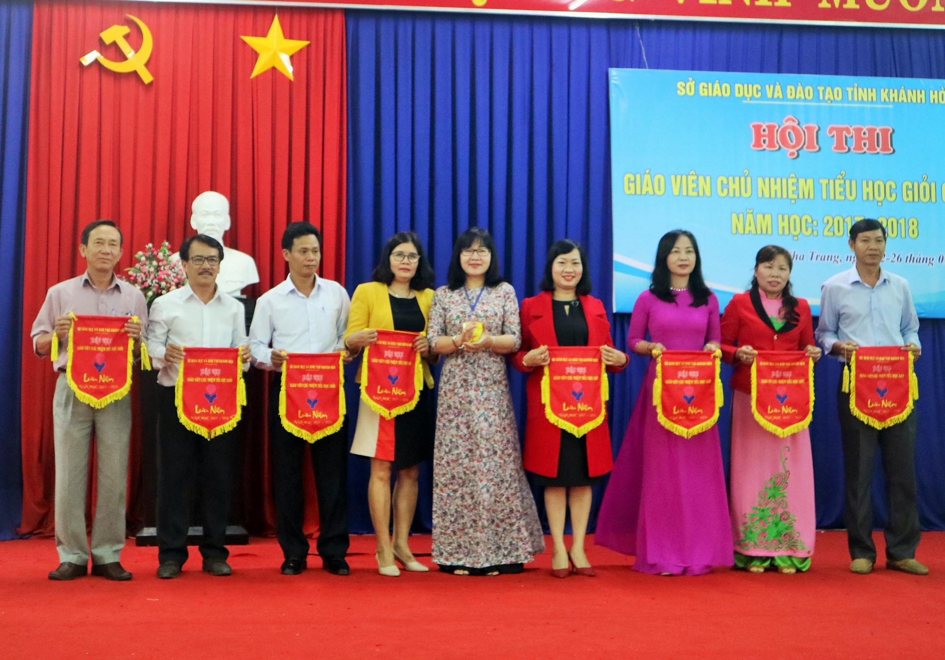 Lãnh đạo Sở Giáo dục và Đào tạo Khánh Hòa trao cờ lưu niệm cho các phòng giáo dục và đào tạo. 