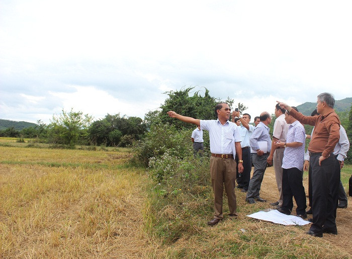 Đoàn khảo sát dự án điện mặt trời ở xã Diên Sơn. 
