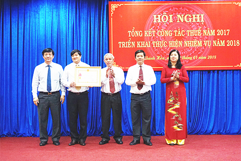 Thừa ủy nhiệm của Chủ tịch nước, đồng chí Trần Sơn Hải trao Huân chương Lao động hạng Nhì cho Chi cục Thuế TP. Nha Trang.