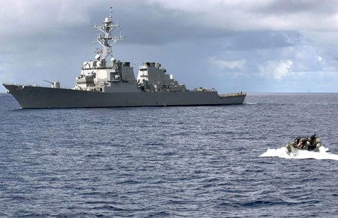 Tàu khu trục mang tên lửa dẫn đường USS Hopper. Ảnh: Reuters.