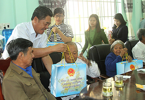 Đồng chí Lê Thanh Quang tặng quà cho đại diện gia đình chính sách tiêu biểu huyện Khánh Sơn.