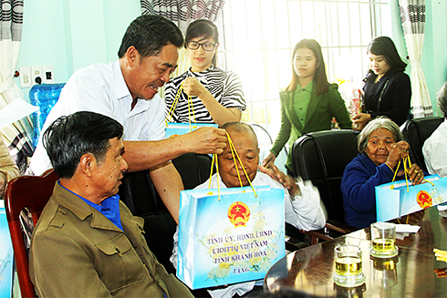 zĐồng chí Lê Thanh Quang tặng quà cho đại diện Cảng Nha Trang đóng góp. các gia đình chính sách tiêu biểu.