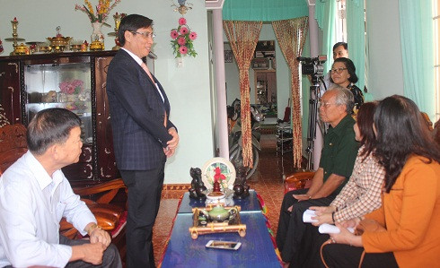Ông Lê Đức Vinh thăm hỏi gia đình ông Nguyễn Hữu Tương.