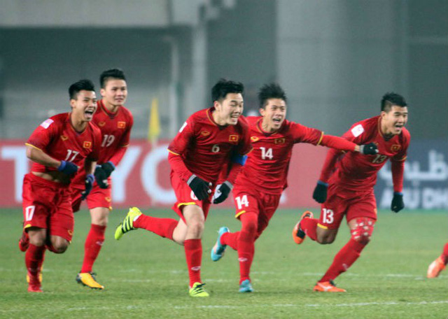 Khi đội U23 Việt Nam ăn mừng chiến thắng trước U23 Iraq, trên tàu mọi người hét lên vì sung sướng