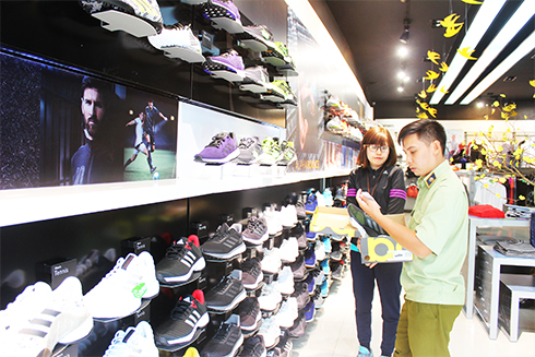 Lực lượng quản lý thị trường kiểm tra một cửa hàng kinh doanh giày thể thao trên đường Quang Trung, Nha Trang. 