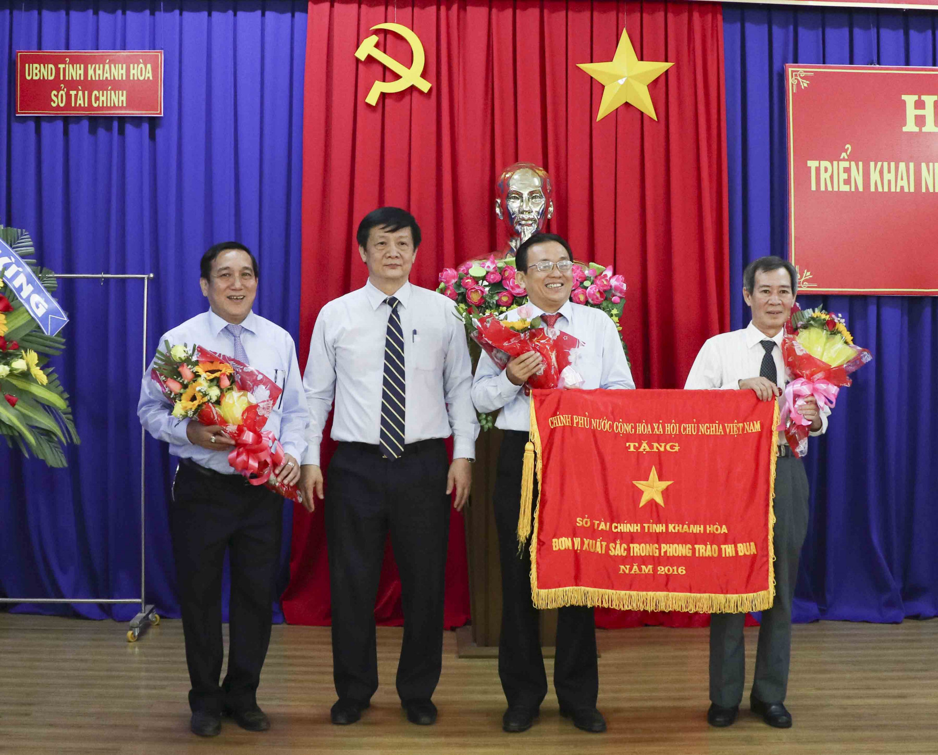 Được sự ủy quyền của Thủ tướng Chính phủ, ông Trần Sơn Hải trao cờ thi đua của Chính phủ cho Sở Tài chính.