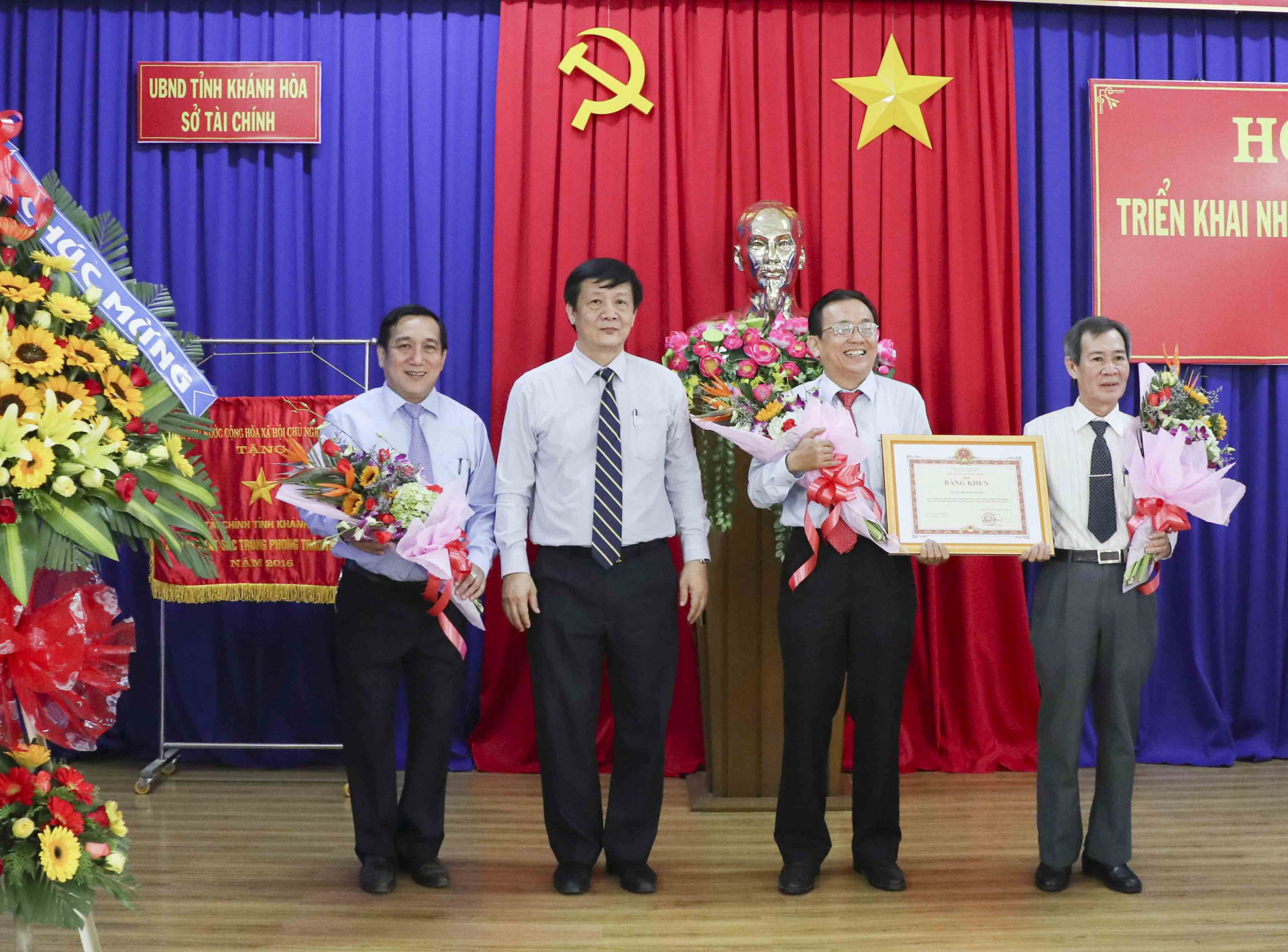Ông Trần Sơn Hải trao bằng khen của Bộ Tài chính cho Sở Tài chính Khánh Hòa