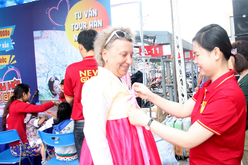 Nhân viên của Vietravel chi nhánh Nha Trang giúp khách mặc Hanbok