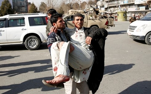 Một người bị thương trong vụ đánh bom được hỗ trợ đưa vào xe cứu thương. Ảnh: Reuters