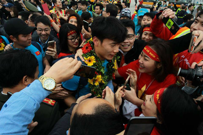 Thủ môn Tiến Dũng trong vòng vây của người hâm mộ bên ngoài sân bay Nội Bài, anh: 24h.com.vn