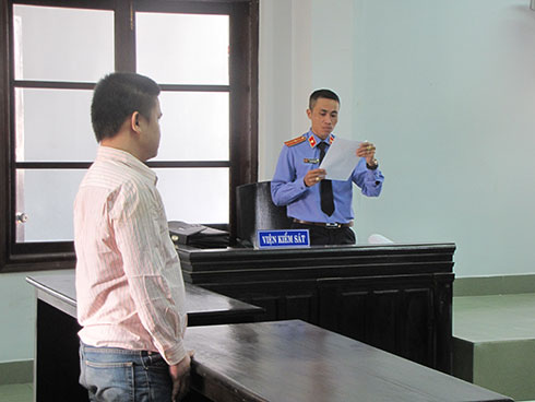 Đại diện Viện Kiểm sát nhân dân TP. Nha Trang công bố cáo trạng.